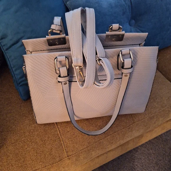 Chic Light Gray Shoulder Bag** - Picture 2 of 6